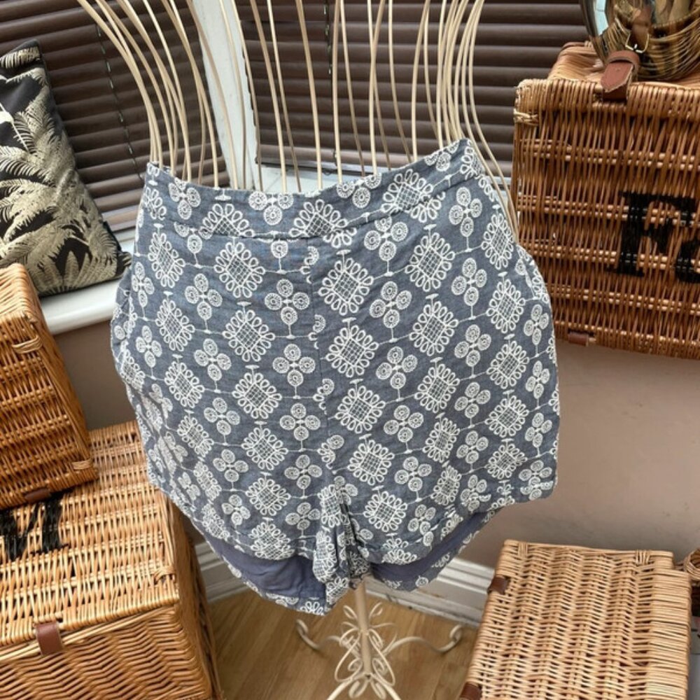 Beautiful Falmer embroidered shorts size 10